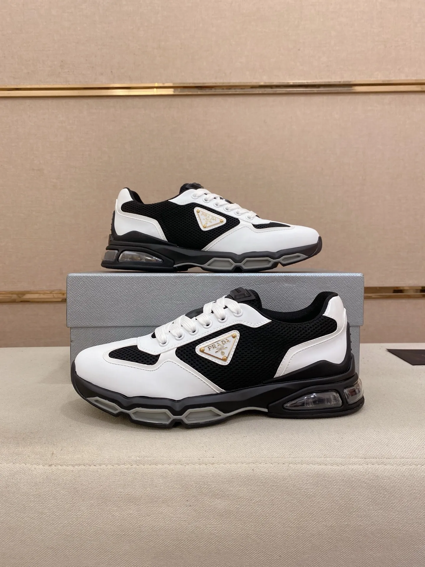Factory price 660💰 ✔️✔️✔️High version High-quality new PRADA (Prada) counters are on the market at the same time, new men's shoes, 😘fabrics imported first-layer cowhide and mesh fabrics, purely handmade. Lining: Full cowhide lining. 👍🏿 High-end ☄️ air-cushion molded anti-slip rubber outsole, exquisite lines, simple and elegant, comfortable and high-end for leisure travel. Code number: 38 to 45